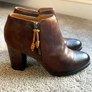 Sperry Top-Sider brown leather and suede bootie. Very comfortable.